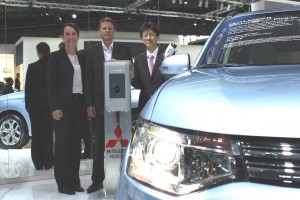 Programm Manager Franziska Schuth (Vattenfall), Projektleiter E-Mobility Ulf Schulte (Vattenfall) und Mitsubishi Motors Geschäftsführer Takuro Miki bei der Bekanntgabe der Kooperation der beiden Unternehmen auf der IAA in Frankfurt (v. li. n. re.)