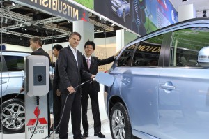 Projektleiter E-Mobility Ulf Schulte (Vattenfall) und Mitsubishi Motors Geschäftsführer Takuro Miki bei der Bekanntgabe der Kooperation der beiden Unternehmen auf der IAA in Frankfurt (v. li. n. re.)